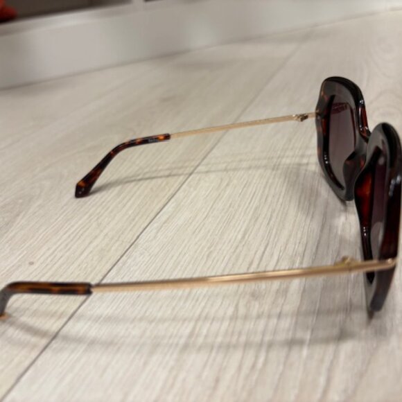 Lily Pulitzer Sunglasses - Picture 6 of 10